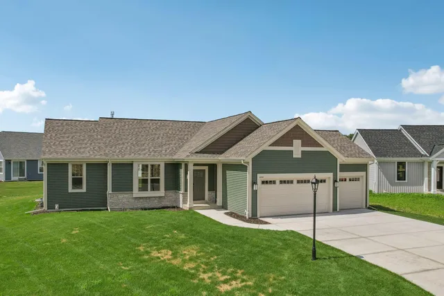 $531,900 | 2707 Mapleton Avenue, East Troy, WI 53120