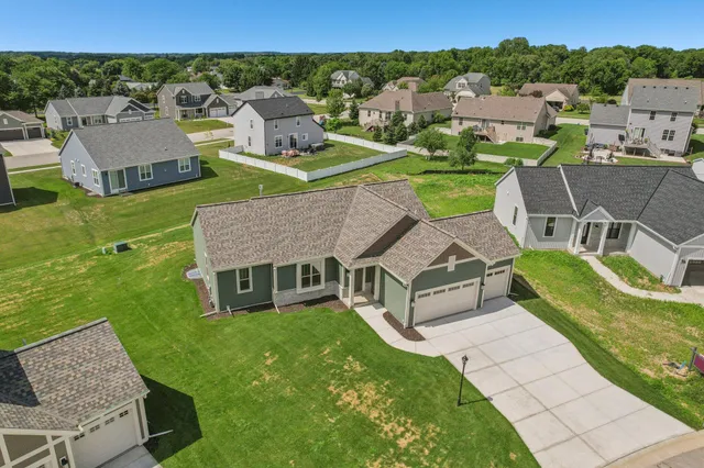 $531,900 | 2707 Mapleton Avenue, East Troy, WI 53120