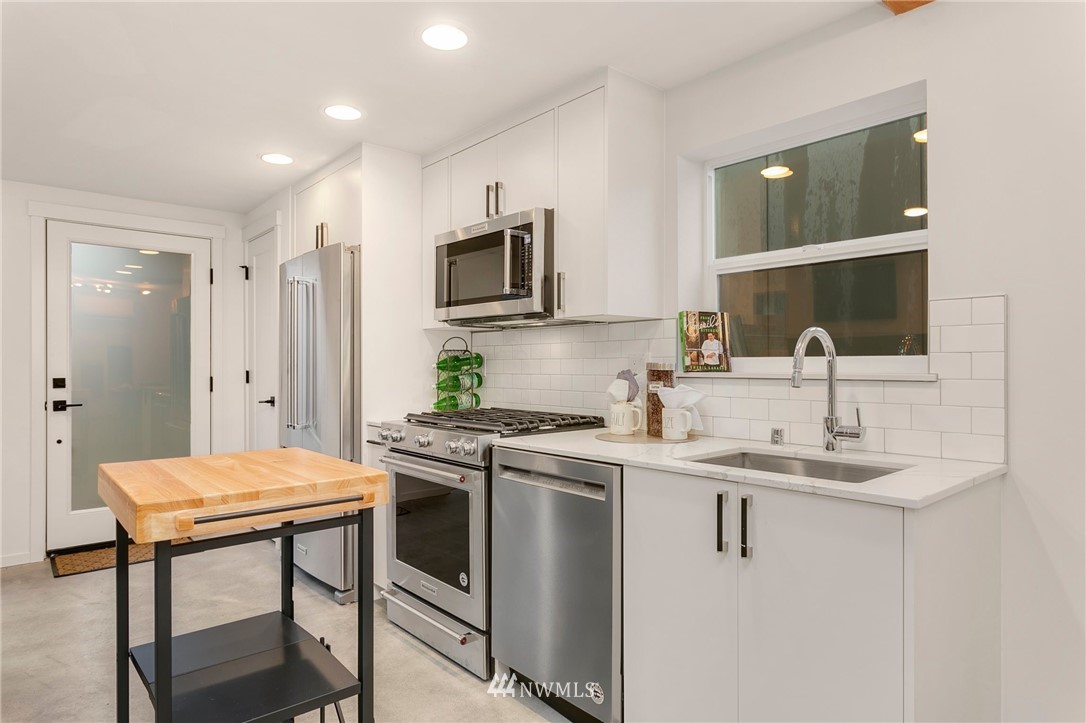 411 Northeast 80th Street Seattle, WA 98115 - Photo 5 of 15