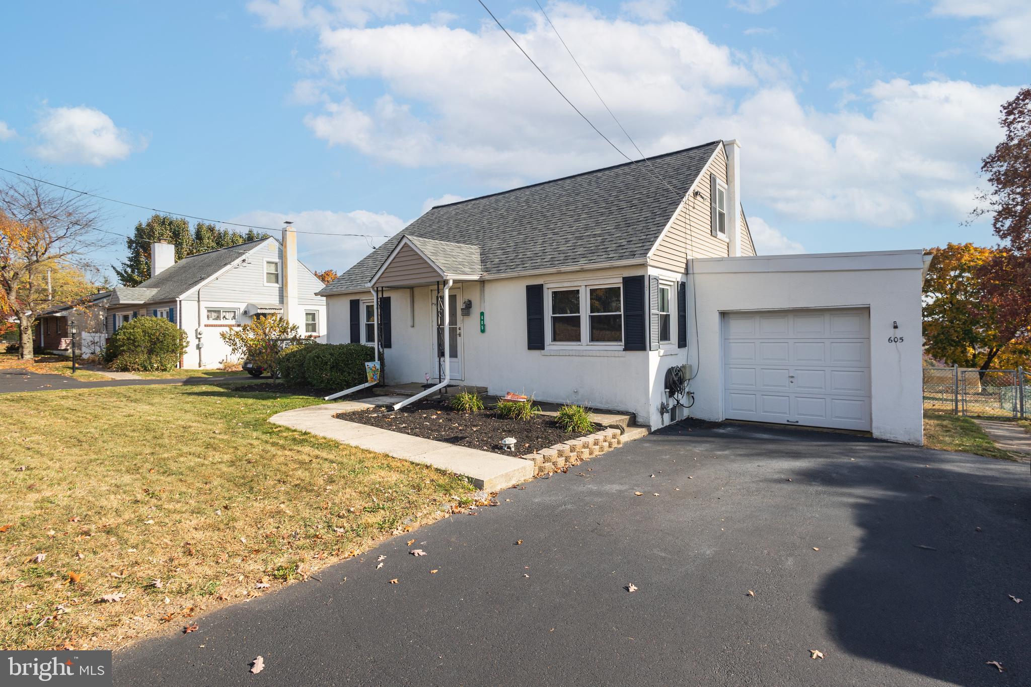 605 North Ridge Road Perkasie, PA 18944 - Photo 2 of 30 Double driveway