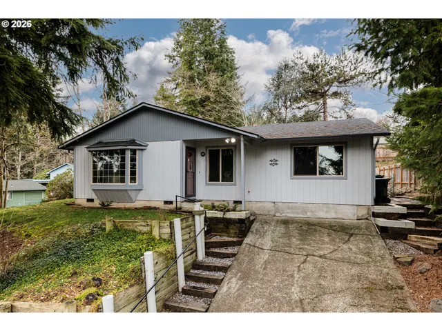 a view of a house with backyard