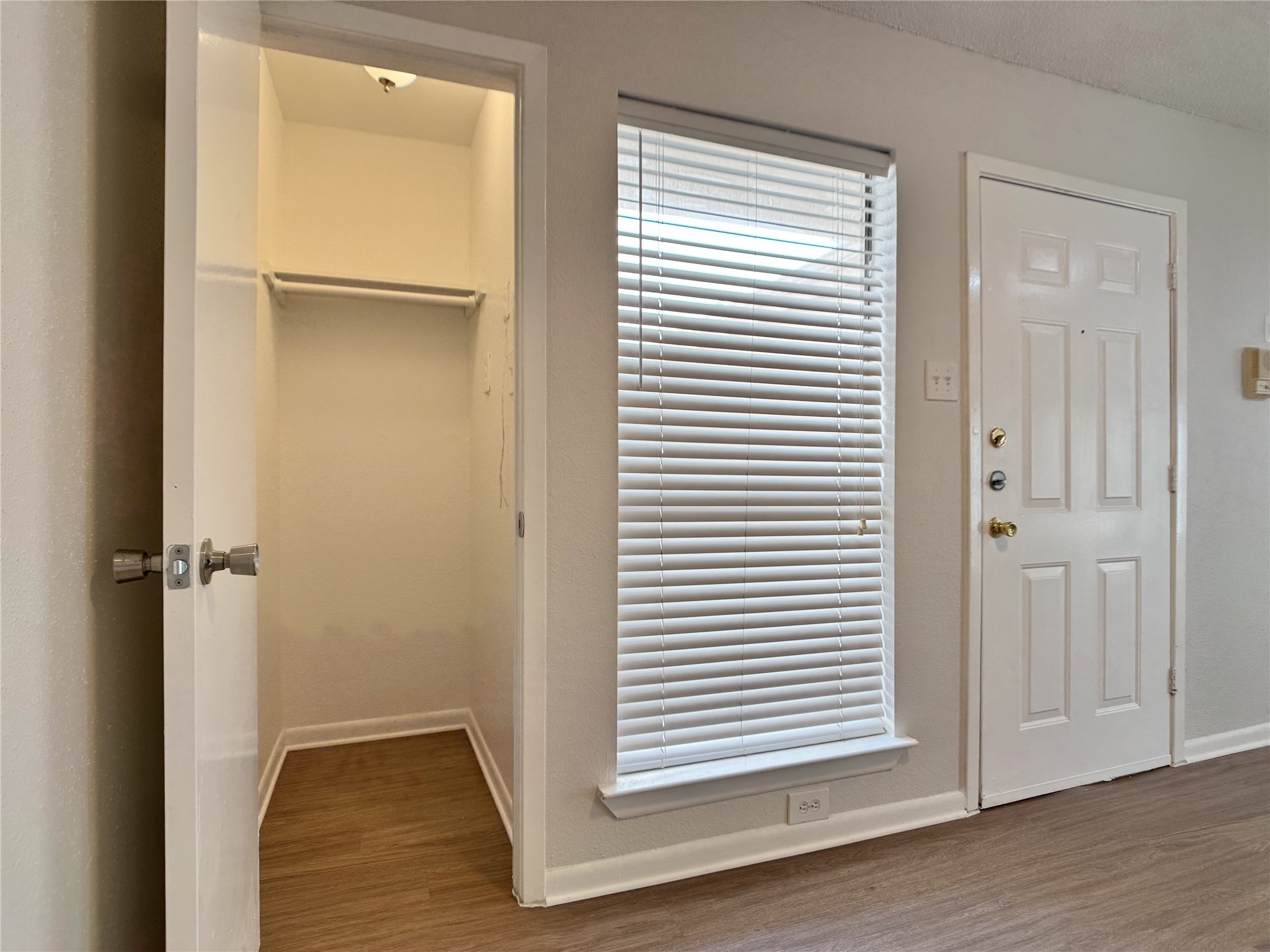 2277 South Kirkwood Road, Unit 404 Houston, TX 77077 - Photo 7 of 39 an empty room that has a window in it