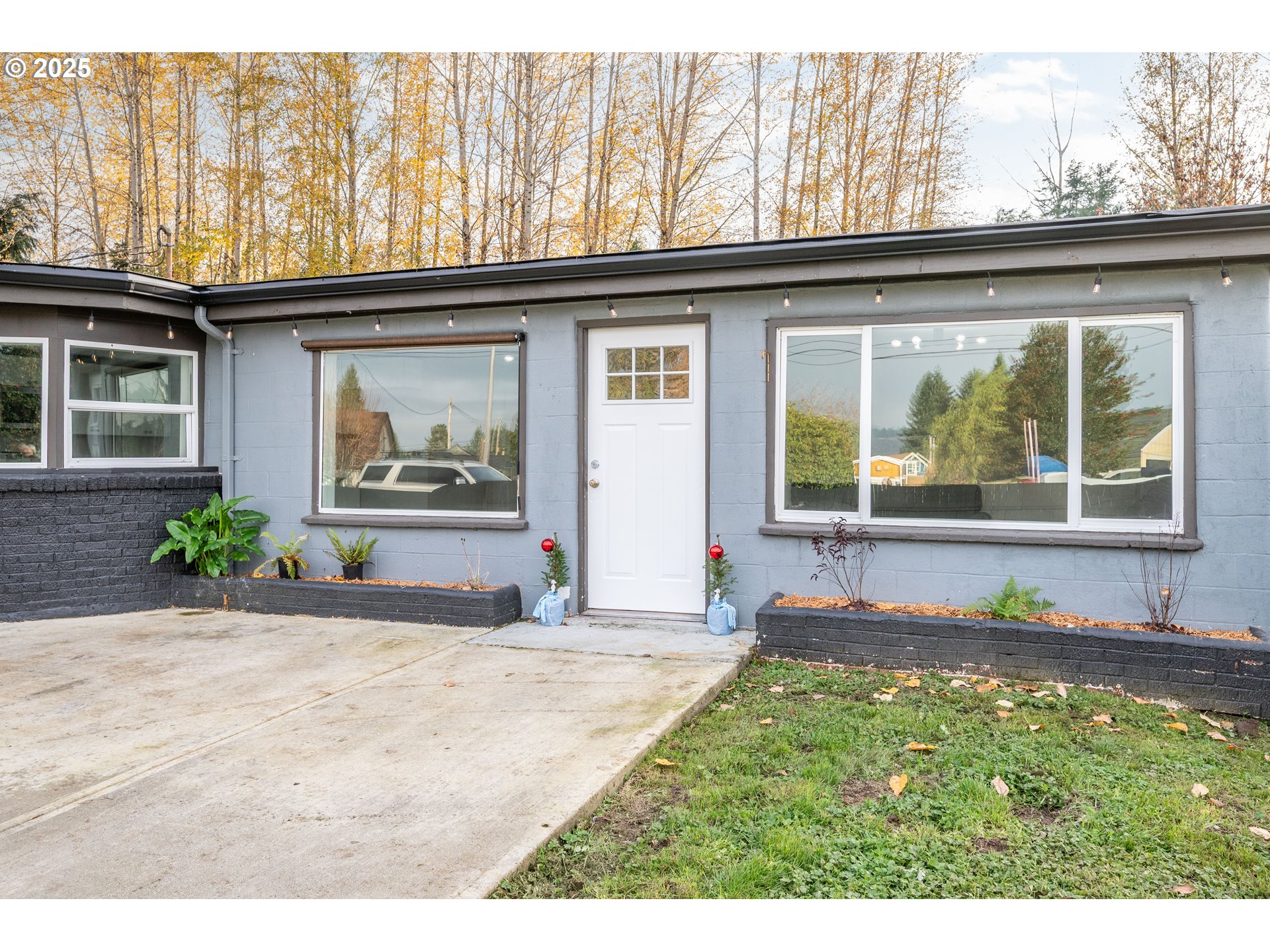 3317 Olive Way Longview, WA 98632 - Photo 4 of 29 a front view of house with yard