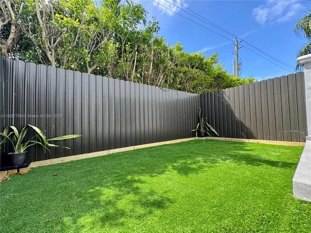 a view of back yard of the house