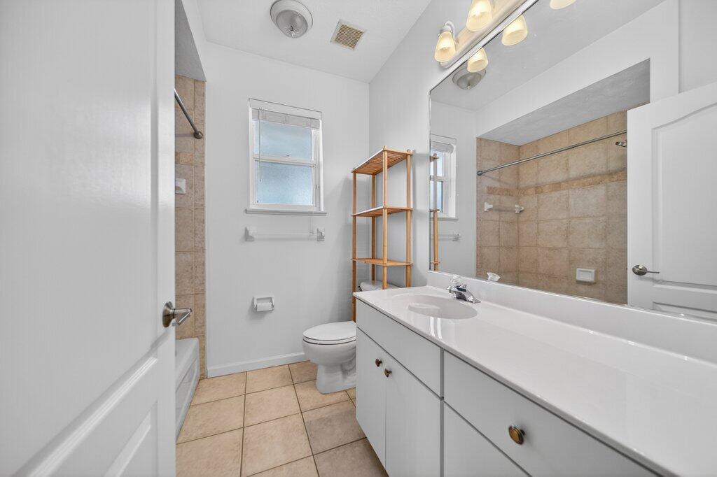 612 Southeast 6th Street Stuart, FL 34994 - Photo 28 of 50 guestbath1.jpg-SMALL