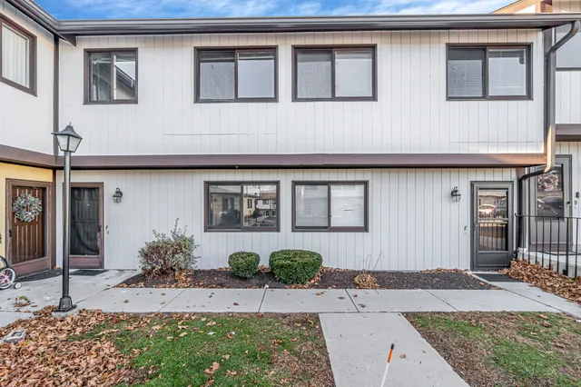 $329,900 | 27 Crows Nest Lane, Unit 8F, Danbury, CT 06810