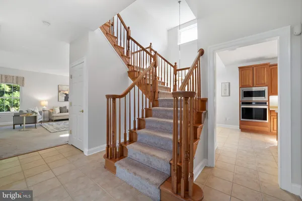 a view of a house with backyard and garden