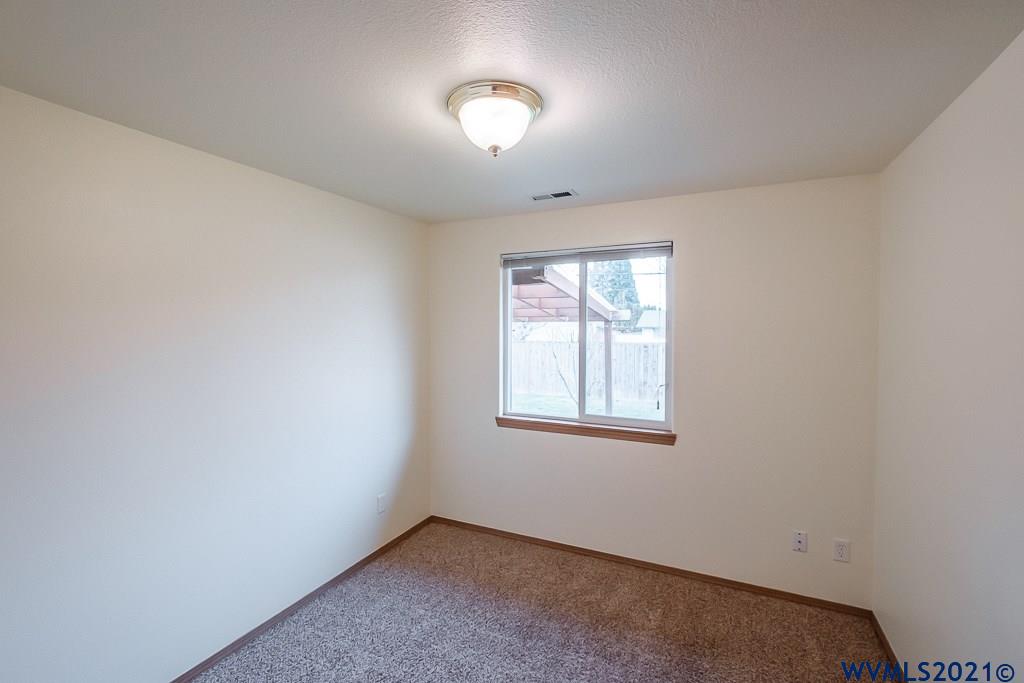 1021 B Loop Lebanon, OR 97355 - Photo 21 of 36