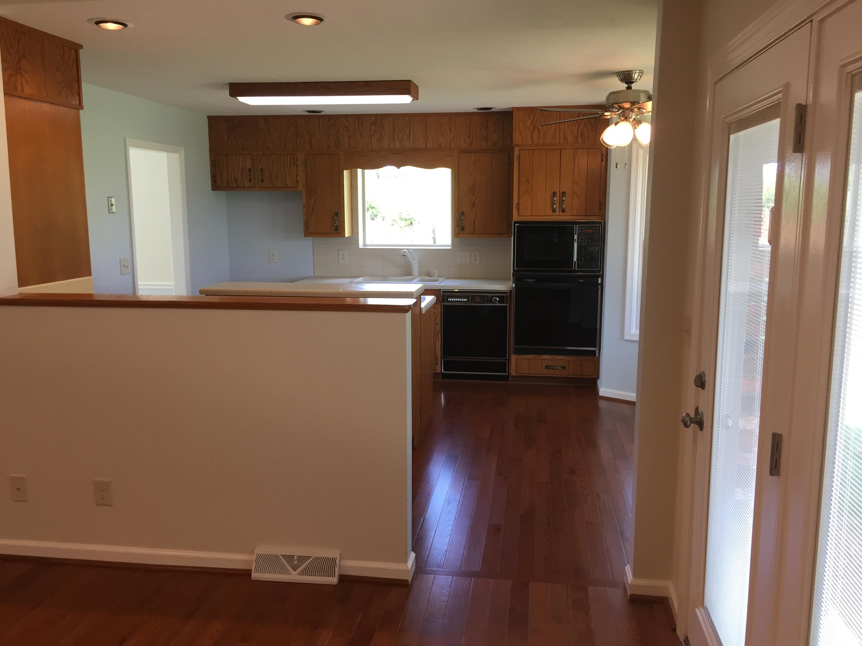 262 Farmers Road Fincastle, VA 24090 - Photo 14 of 38 Farmers Kitchen4