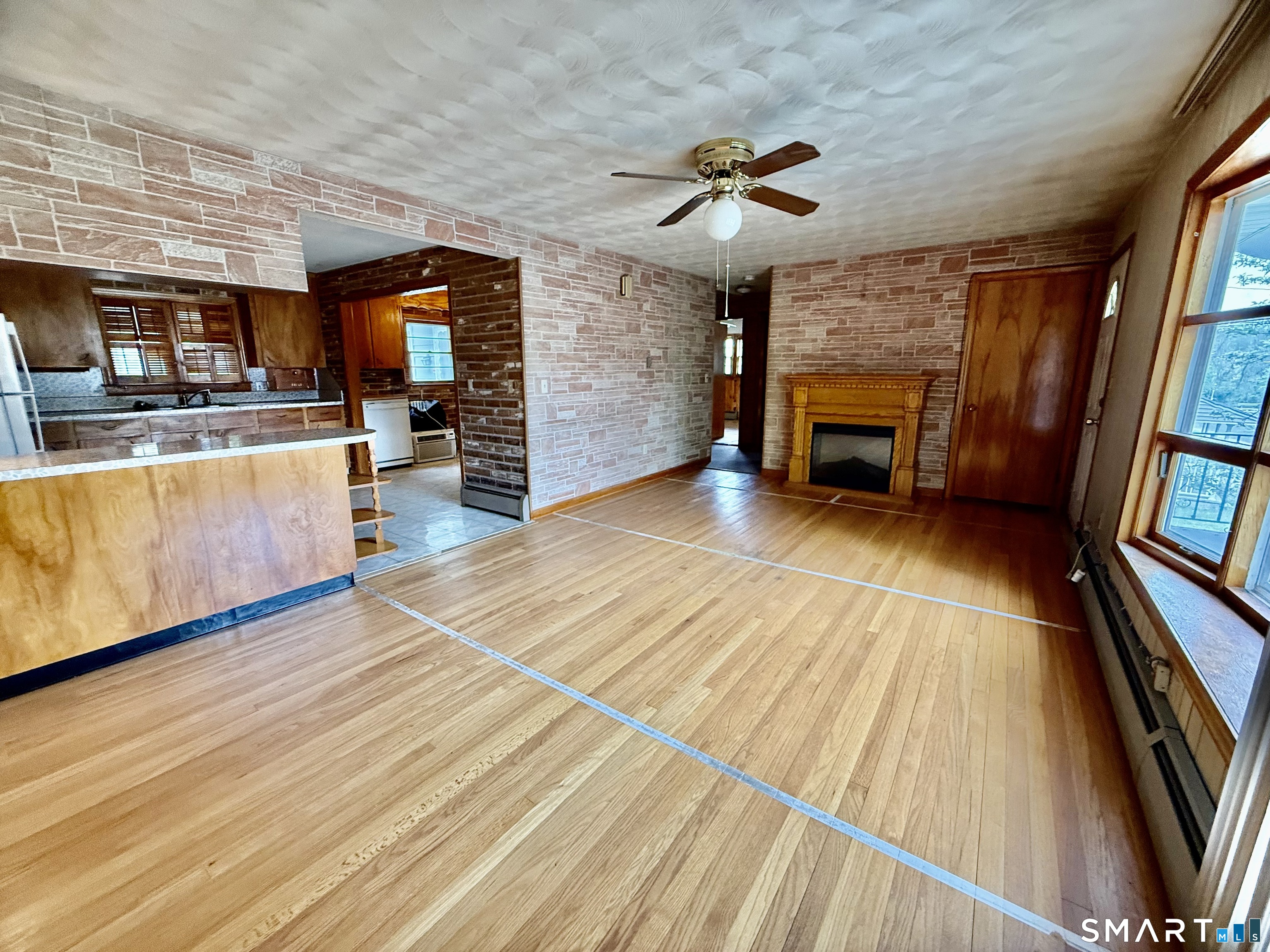 403 Woodtick Road Waterbury, CT 06705 - Photo 3 of 23