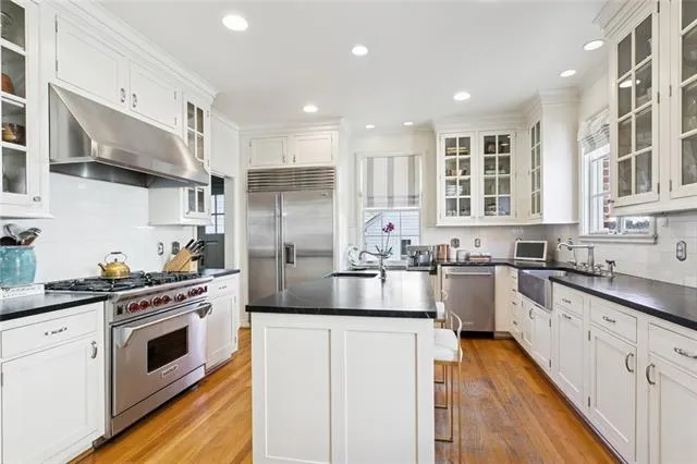 $999,999 | 326 Bellaire Drive, New Orleans, LA 70124