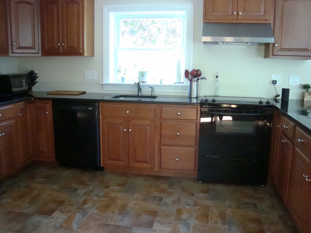 345 Goldthwaite Road Northbridge, MA 01588 - Photo 8 of 27 Gallery Image 8