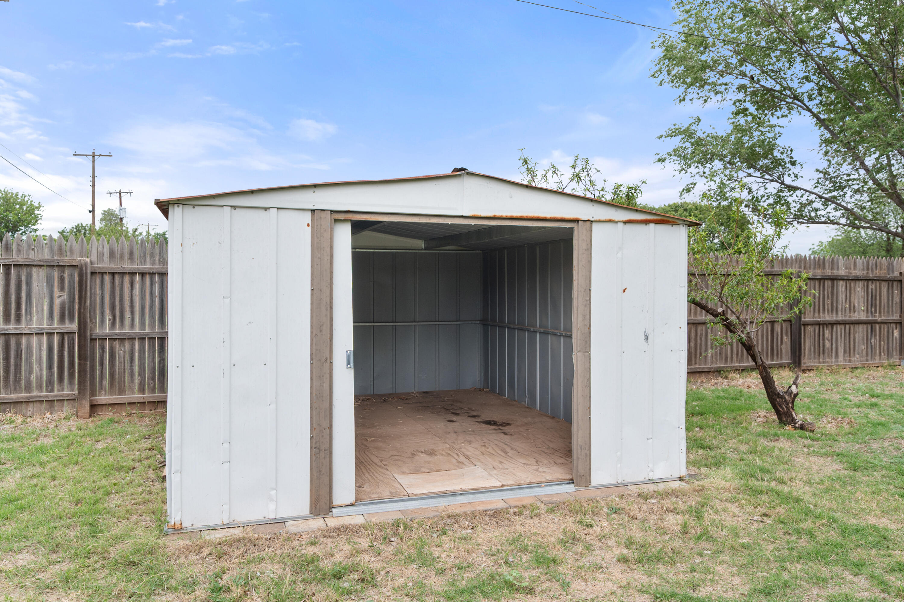 811 Zephyr Plainview, TX 79072 - Photo 25 of 25 a view of a garage