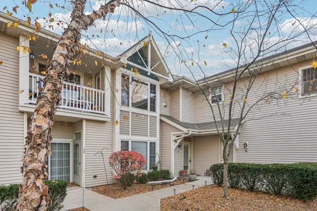 $284,900 | 6170 Walnut Lane, Unit 97, Cudahy, WI 53110