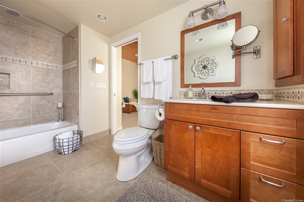 14956 Fruitvale Road Valley Center, CA 92082 - Photo 12 of 25 Second Master Bathroom with soaking tub and backyard access.