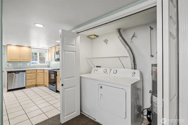 a view of kitchen with washer and dryer