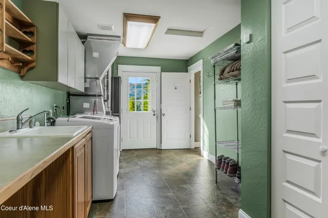 $1,214,000 | 833 Drummond Peak Road, Pinehurst, ID 83850