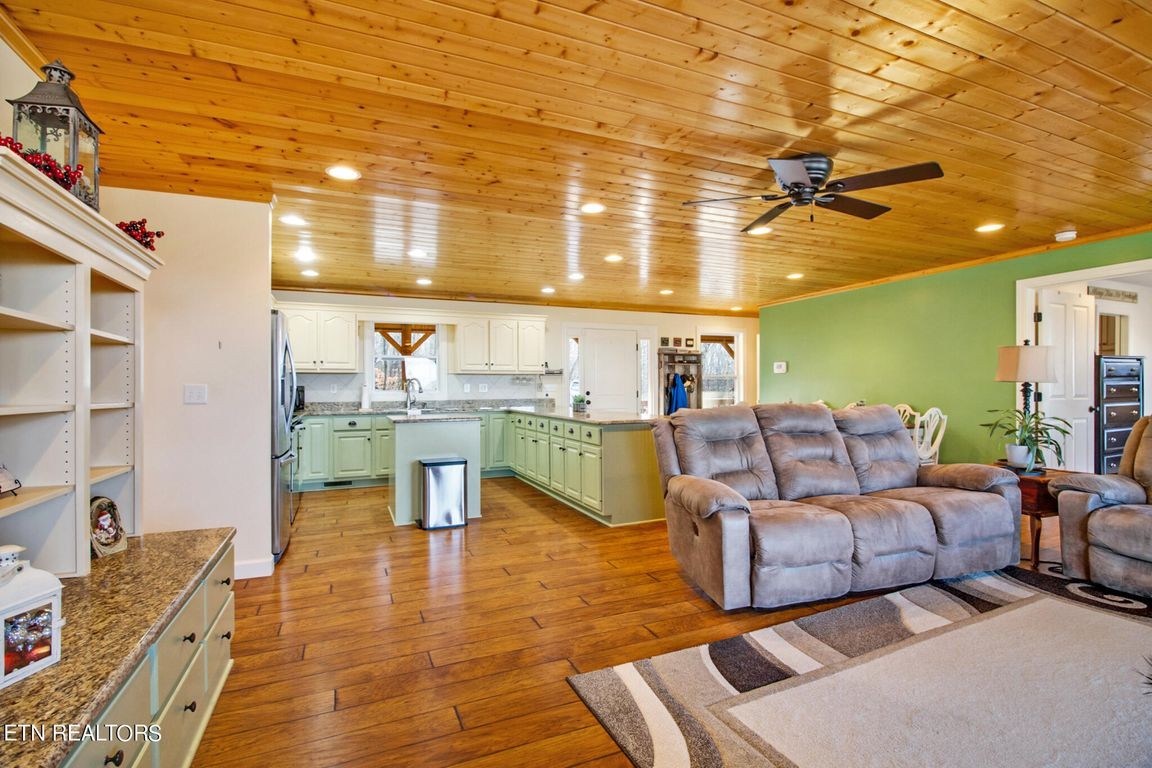 1375 Back Bone Road Sparta, TN 38583 - Photo 14 of 52 a living room with furniture