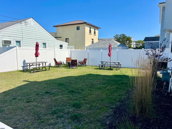 a view of an house with backyard space and garden