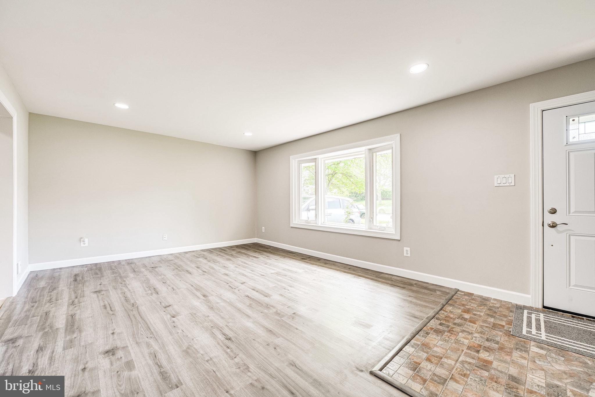 4005 Lees Corner Road Chantilly, VA 20151 - Photo 3 of 31 Living Room