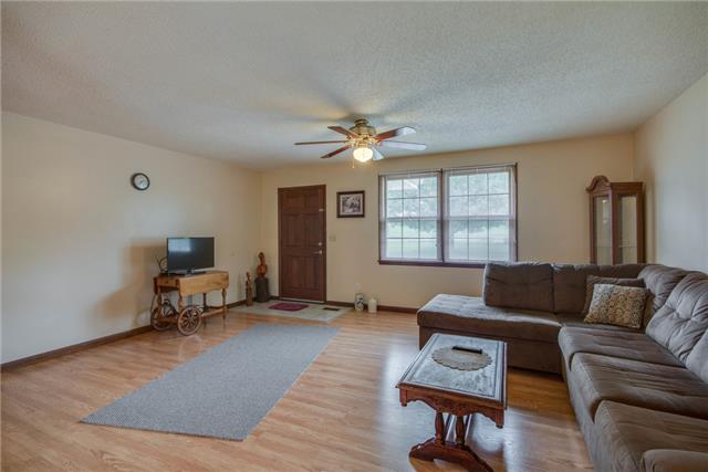684 Holloway Road Lebanon, TN 37090 - Photo 4 of 20 Living Room