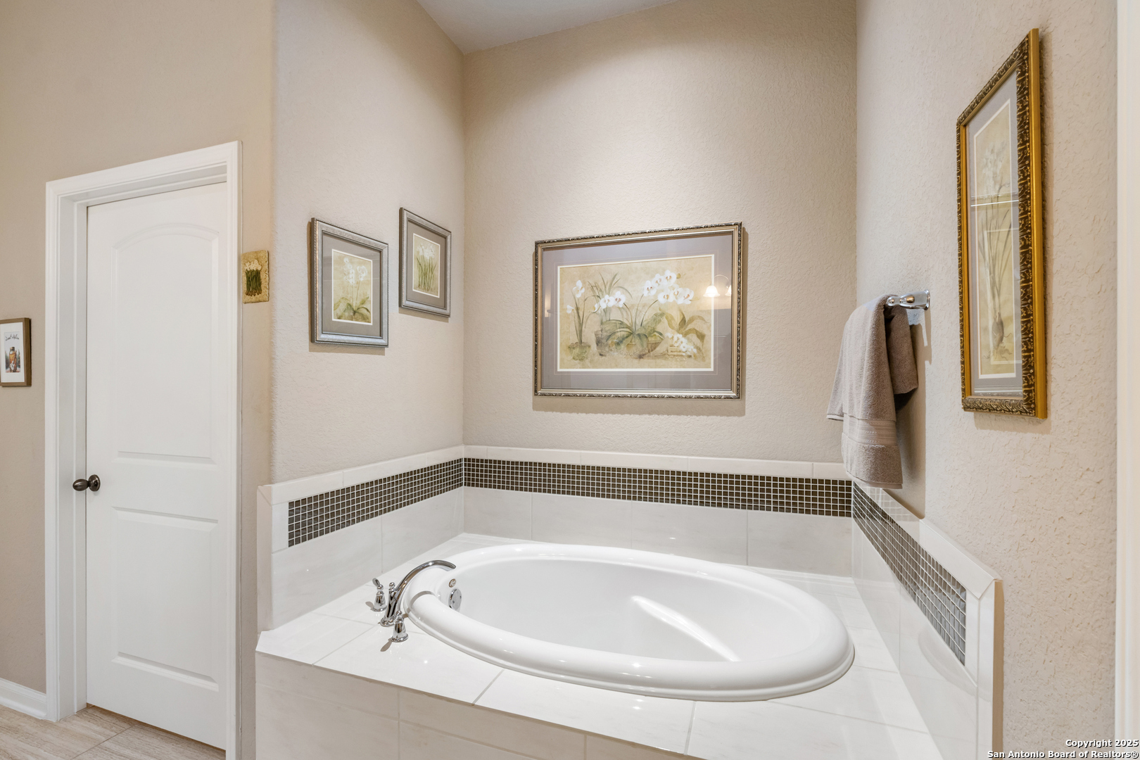 123 Gaucho Boerne, TX 78006 - Photo 12 of 26 a bathroom with a tub and sink