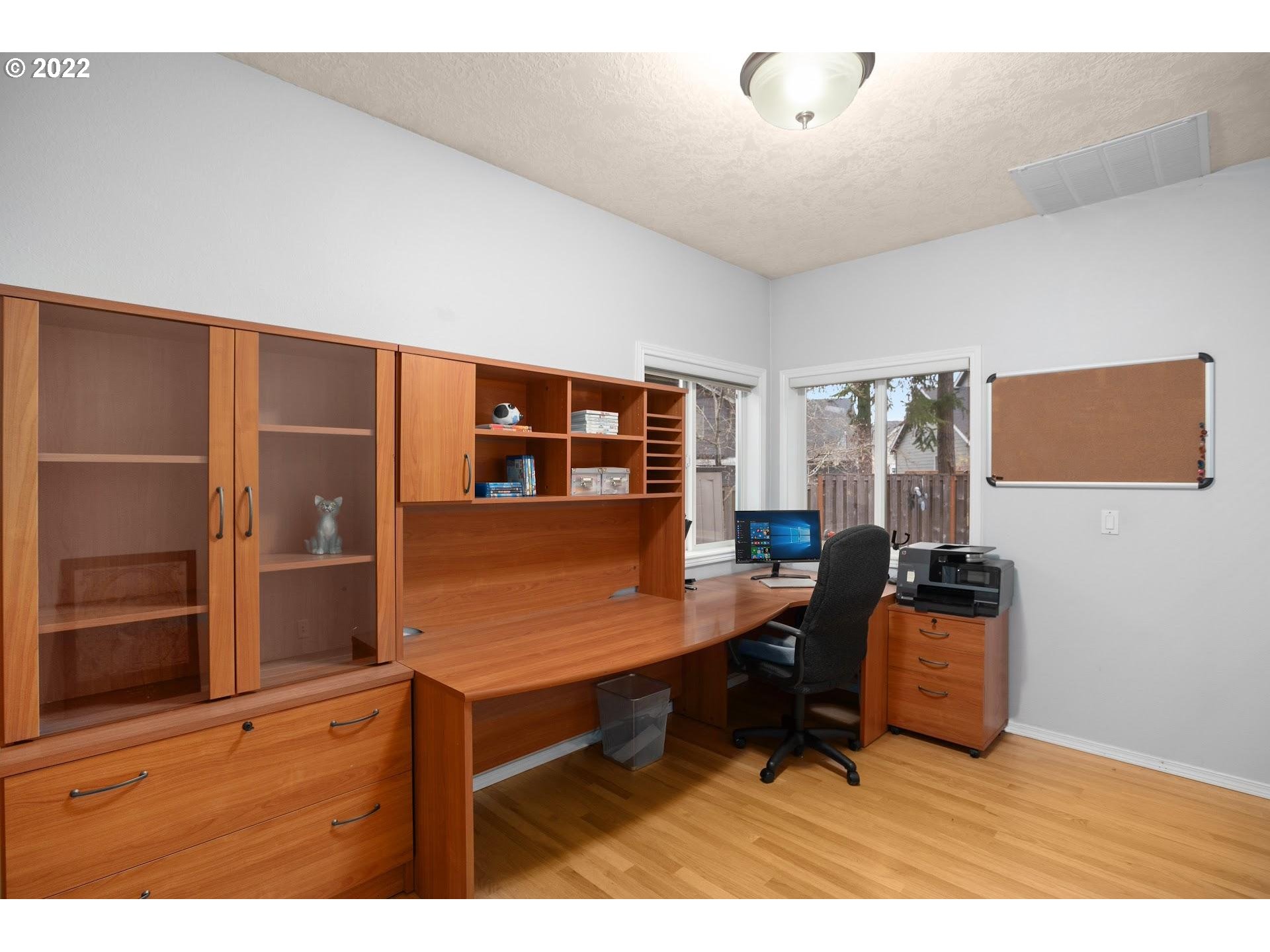 16625 Southwest Springwater Court Beaverton, OR 97006 - Photo 28 of 32 a room with furniture and window