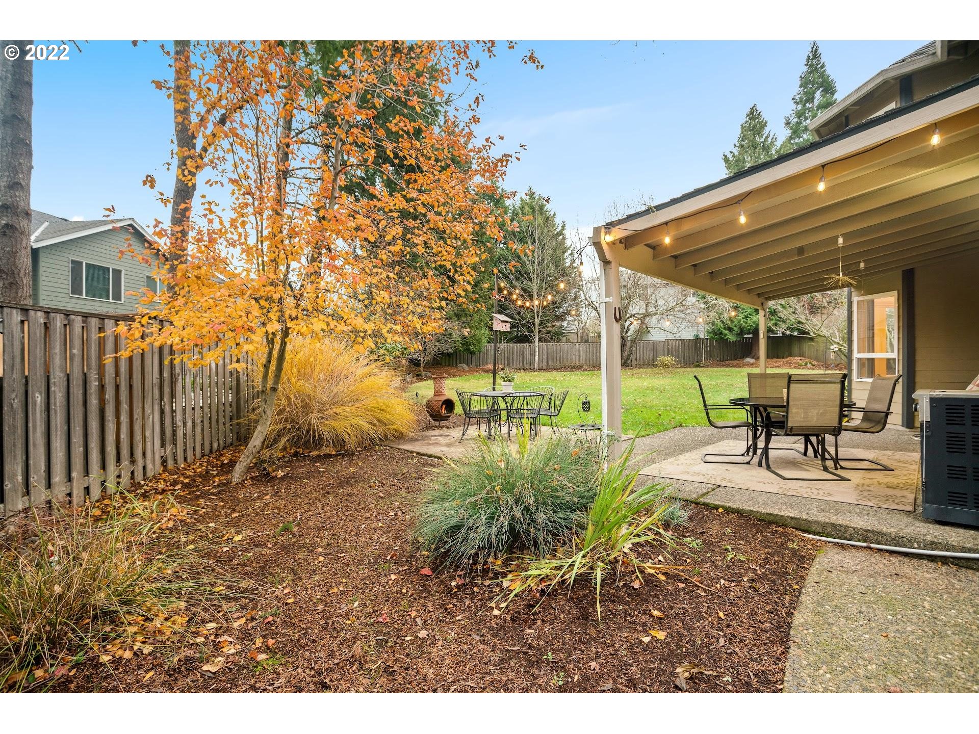 16625 Southwest Springwater Court Beaverton, OR 97006 - Photo 31 of 32 a view of a backyard with table and chairs with wooden fence