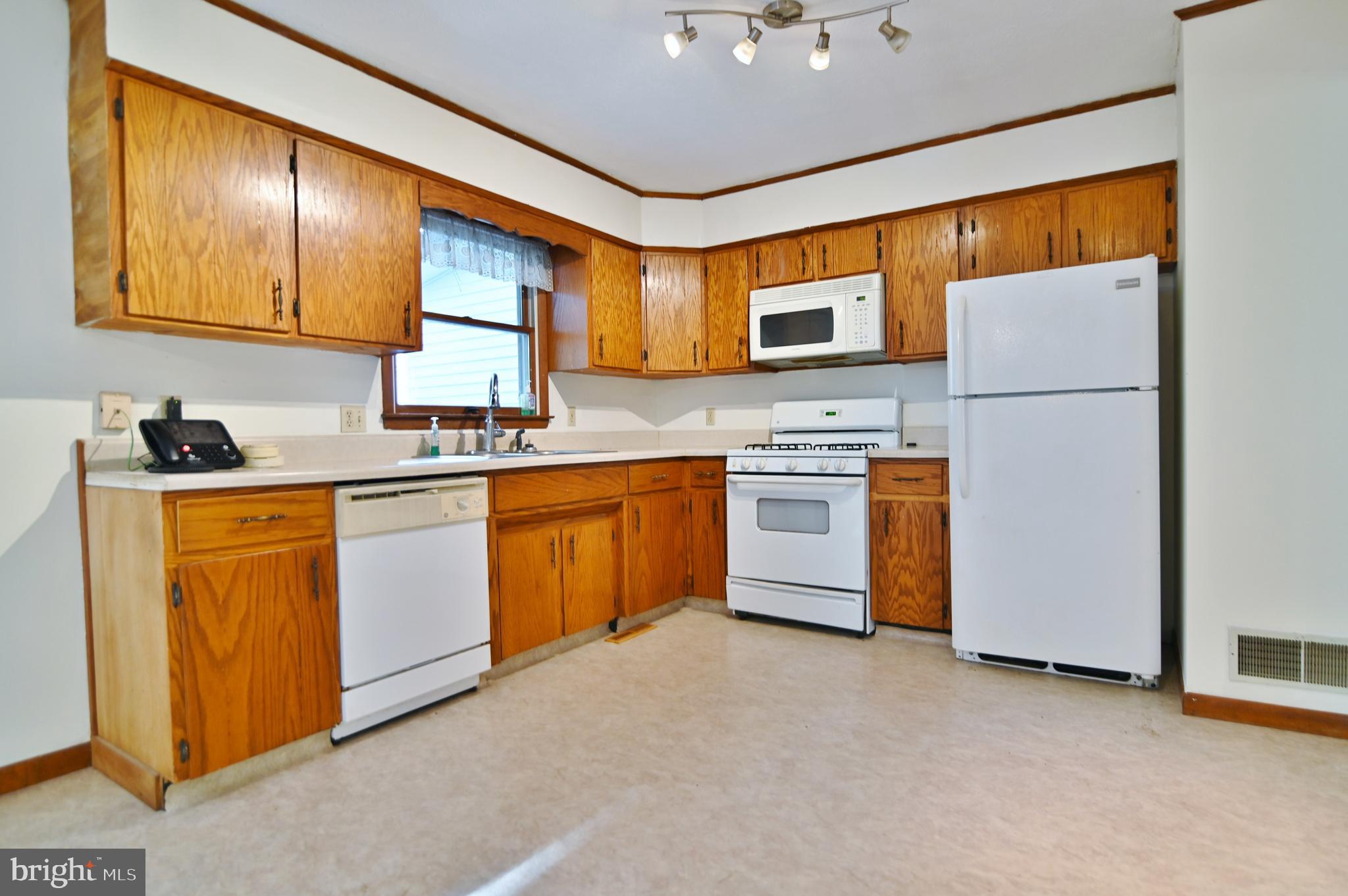 2784 Ridge Hollow Road Edinburg, VA 22824 - Photo 21 of 60 Main Level Kitchen