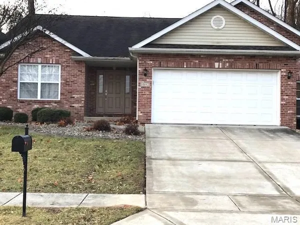 $2,295 | 1050 Notting Hill Court, Collinsville, IL 62234