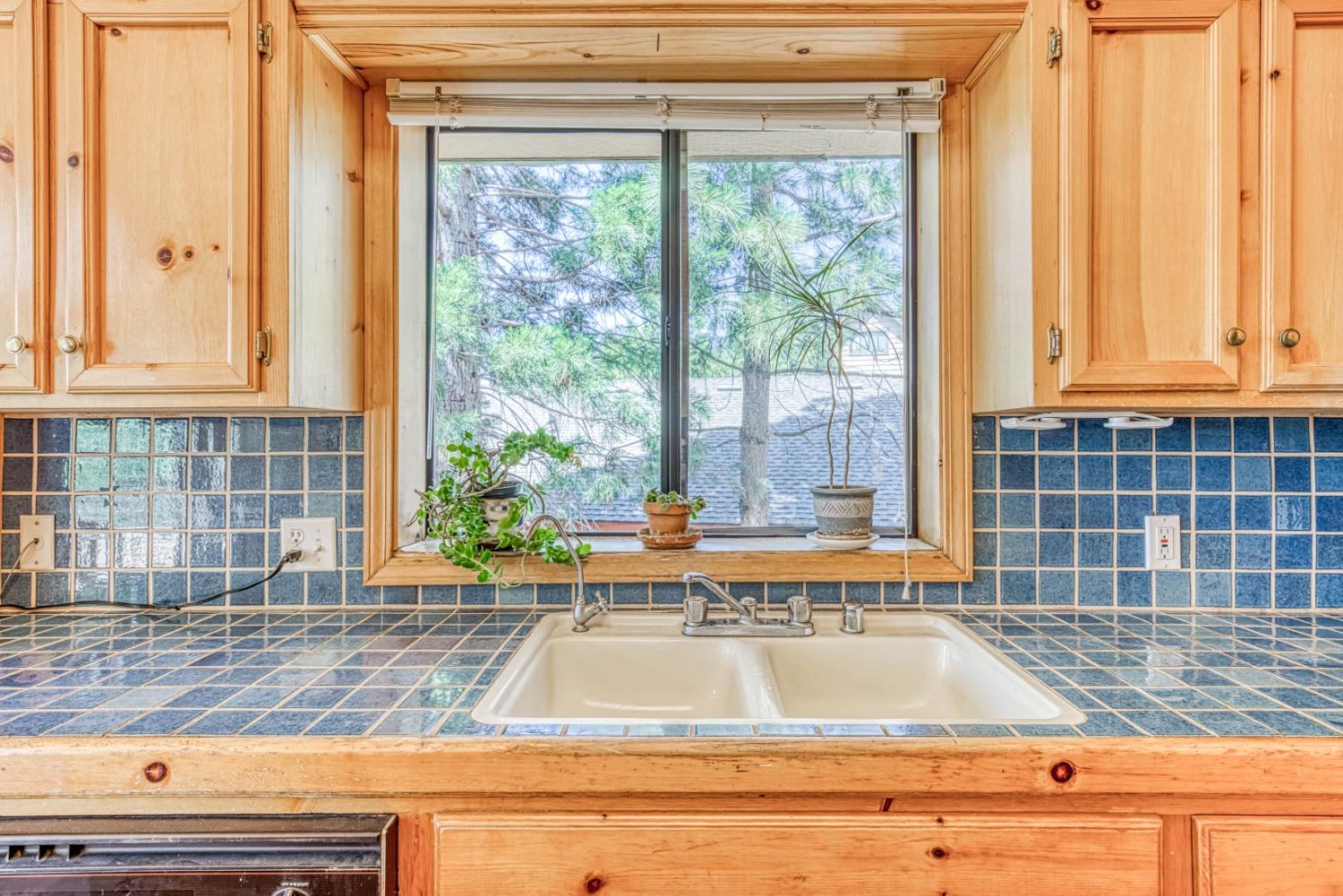 34075 Shaver Springs Road Auberry, CA 93602 - Photo 12 of 41 a bathroom with bathtub and window