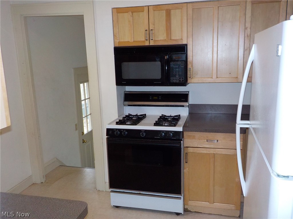 15621 Greenway Road Cleveland, OH 44111 - Photo 7 of 33 Gallery Image 7