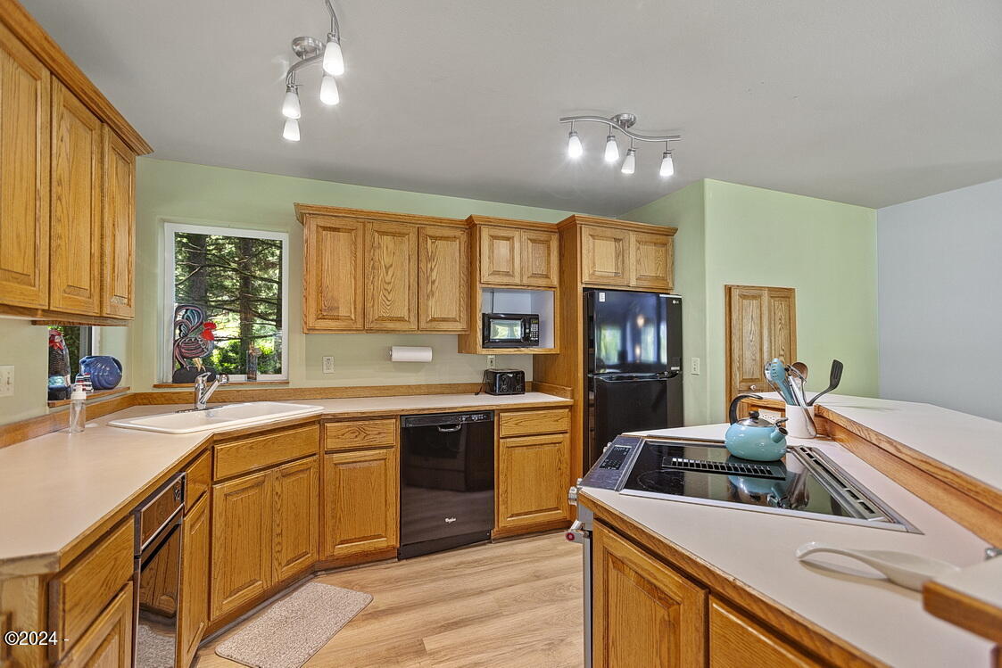 154 Shell Street Yachats, OR 97498 - Photo 26 of 57 Kitchen Upstairs