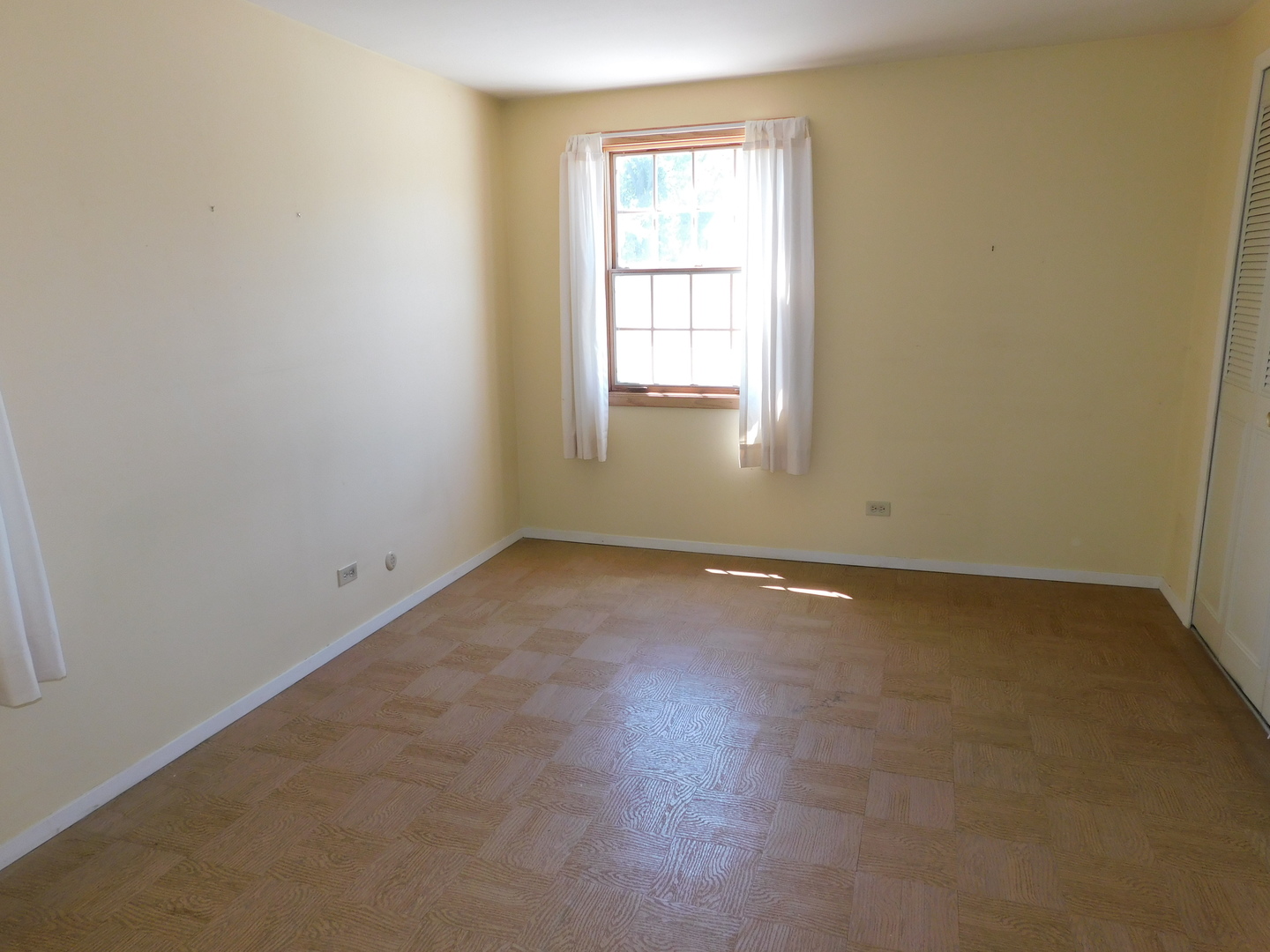 213 Weidner Road Buffalo Grove, IL 60089 - Photo 11 of 15 an empty room with a window