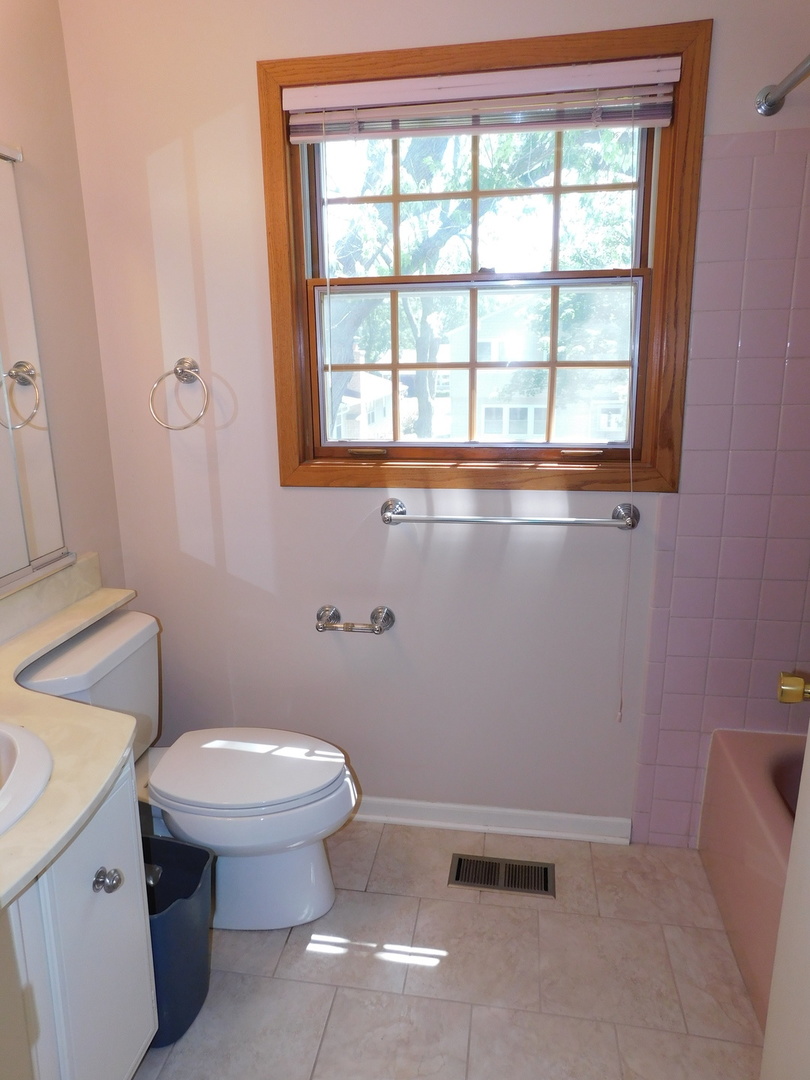 213 Weidner Road Buffalo Grove, IL 60089 - Photo 13 of 15 a bathroom with a toilet and a sink