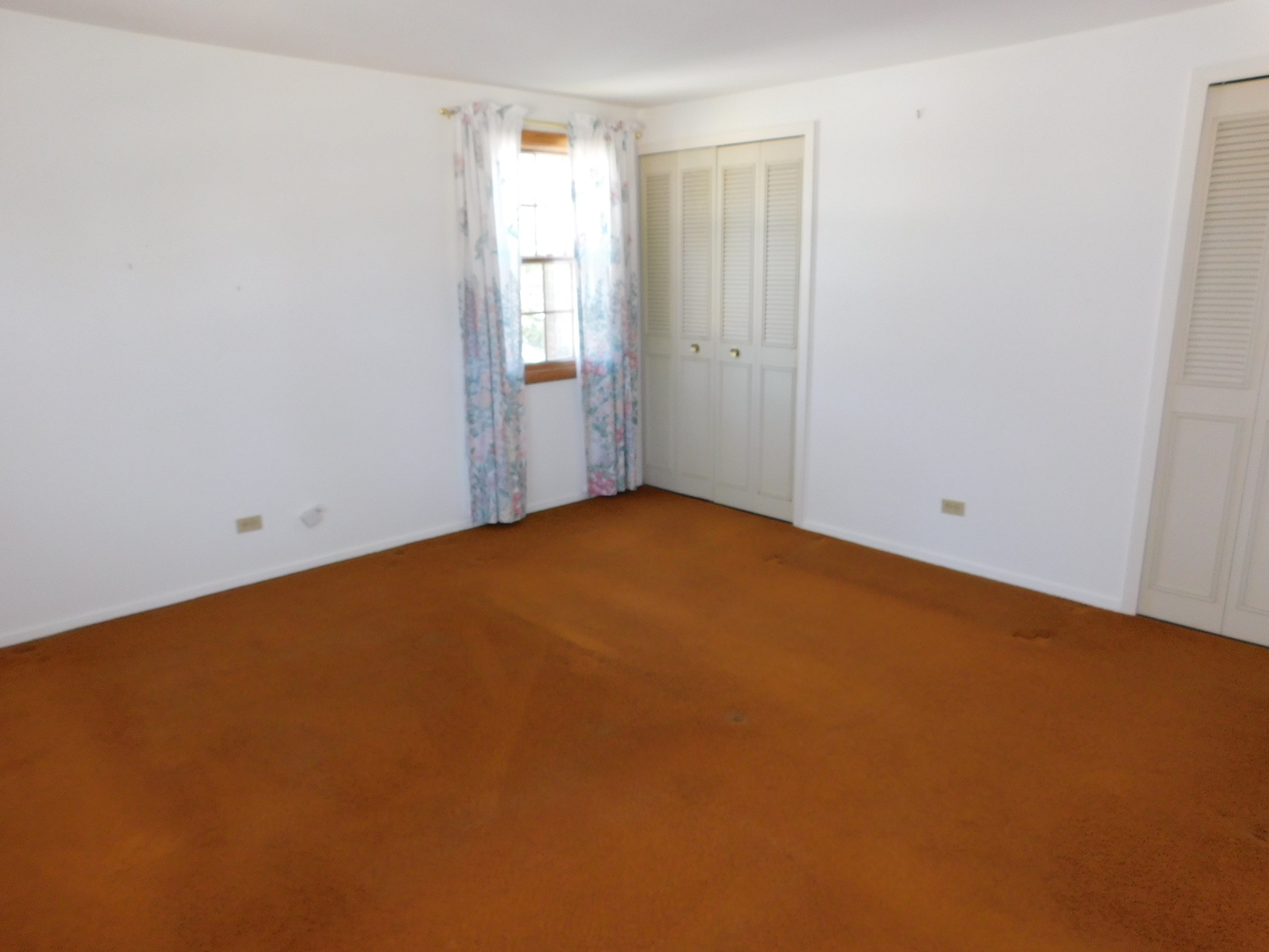 213 Weidner Road Buffalo Grove, IL 60089 - Photo 8 of 15 an empty room with windows