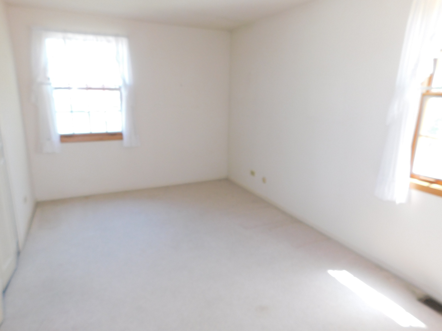 213 Weidner Road Buffalo Grove, IL 60089 - Photo 10 of 15 an empty room with a window