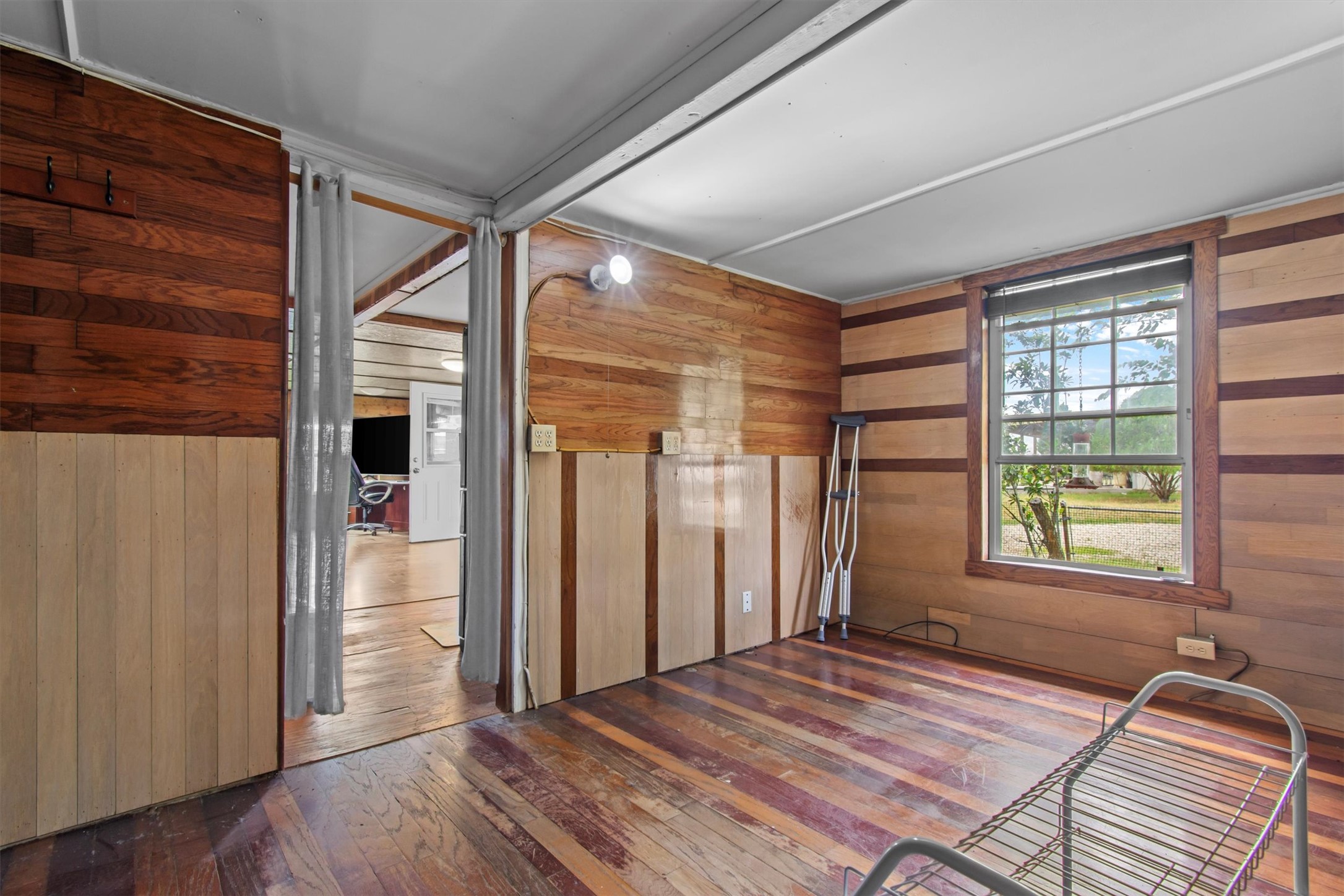 480 Grandpa Road Lockhart, TX 78644 - Photo 32 of 35 y. Nearby, a 800 sq ft duplex features two fully outfitted 400 sq ft units—with a
kitchen, tiled bath, and washer/dryer hookups—offering flexible guest or rental options.