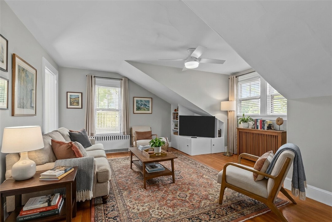 4 Red Cross Avenue, Unit 4 Newport, RI 02840 - Photo 18 of 40 *digitally staged*