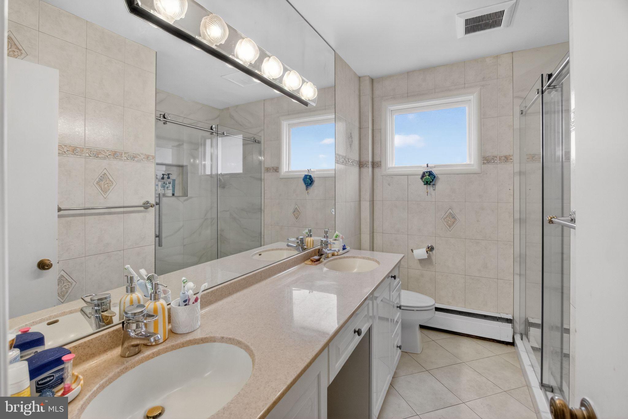 5804 Plainview Road Bethesda, MD 20817 - Photo 21 of 34 a bathroom with a tub sink and mirror