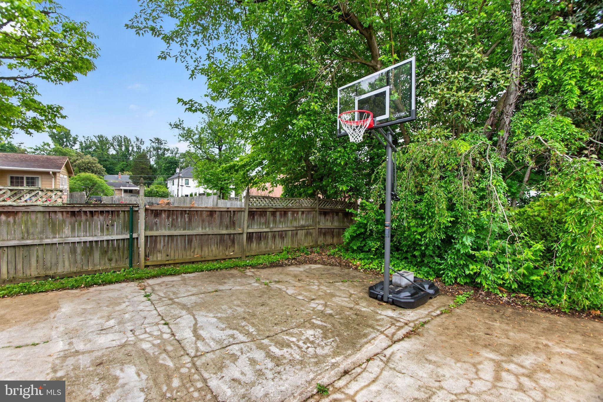 5804 Plainview Road Bethesda, MD 20817 - Photo 33 of 34 a backyard of a house with lots of green space