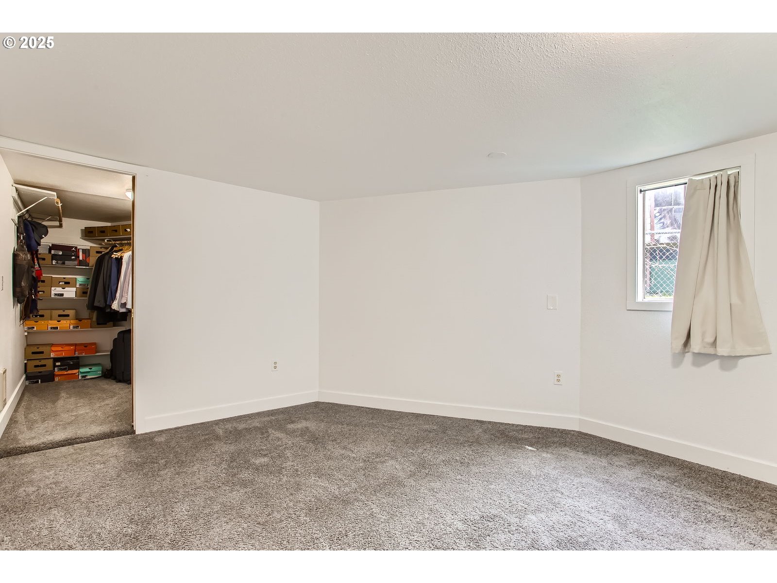 6121 Southwest Wilbard Street Portland, OR 97219 - Photo 18 of 28 an empty room with closet
