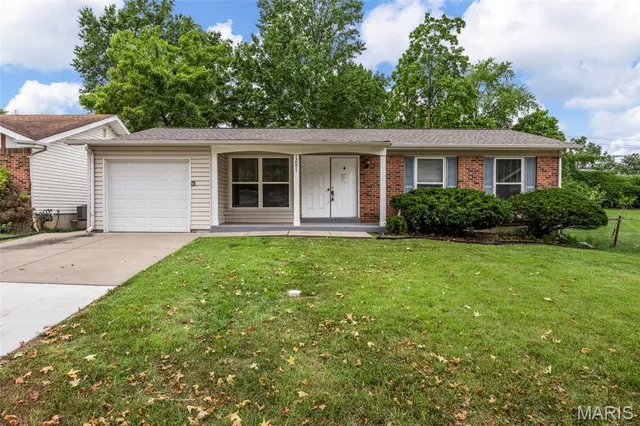 $174,900 | 12095 El Camara Drive, Florissant, MO 63033