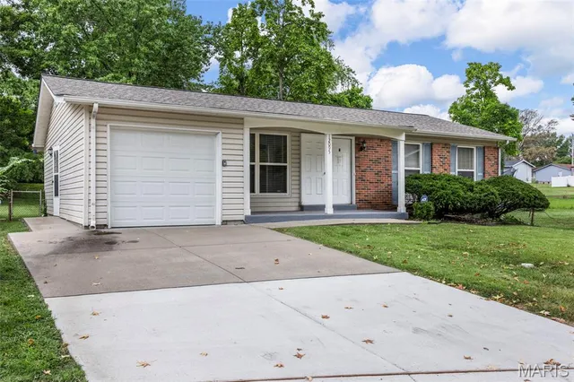 $174,900 | 12095 El Camara Drive, Florissant, MO 63033