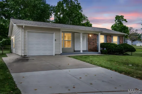 $164,900 | 12095 El Camara Drive, Florissant, MO 63033