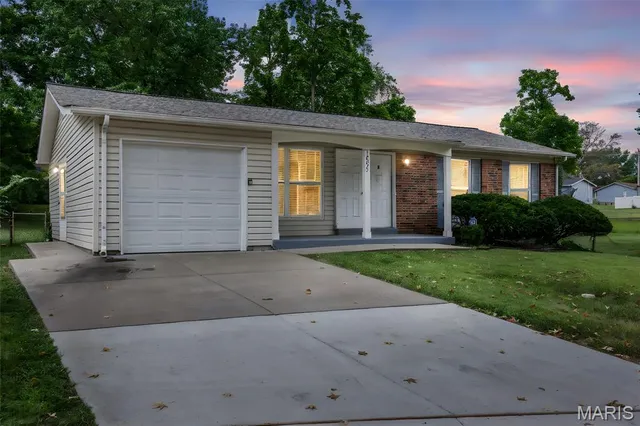 $174,900 | 12095 El Camara Drive, Florissant, MO 63033