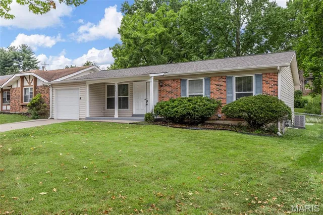 $174,900 | 12095 El Camara Drive, Florissant, MO 63033