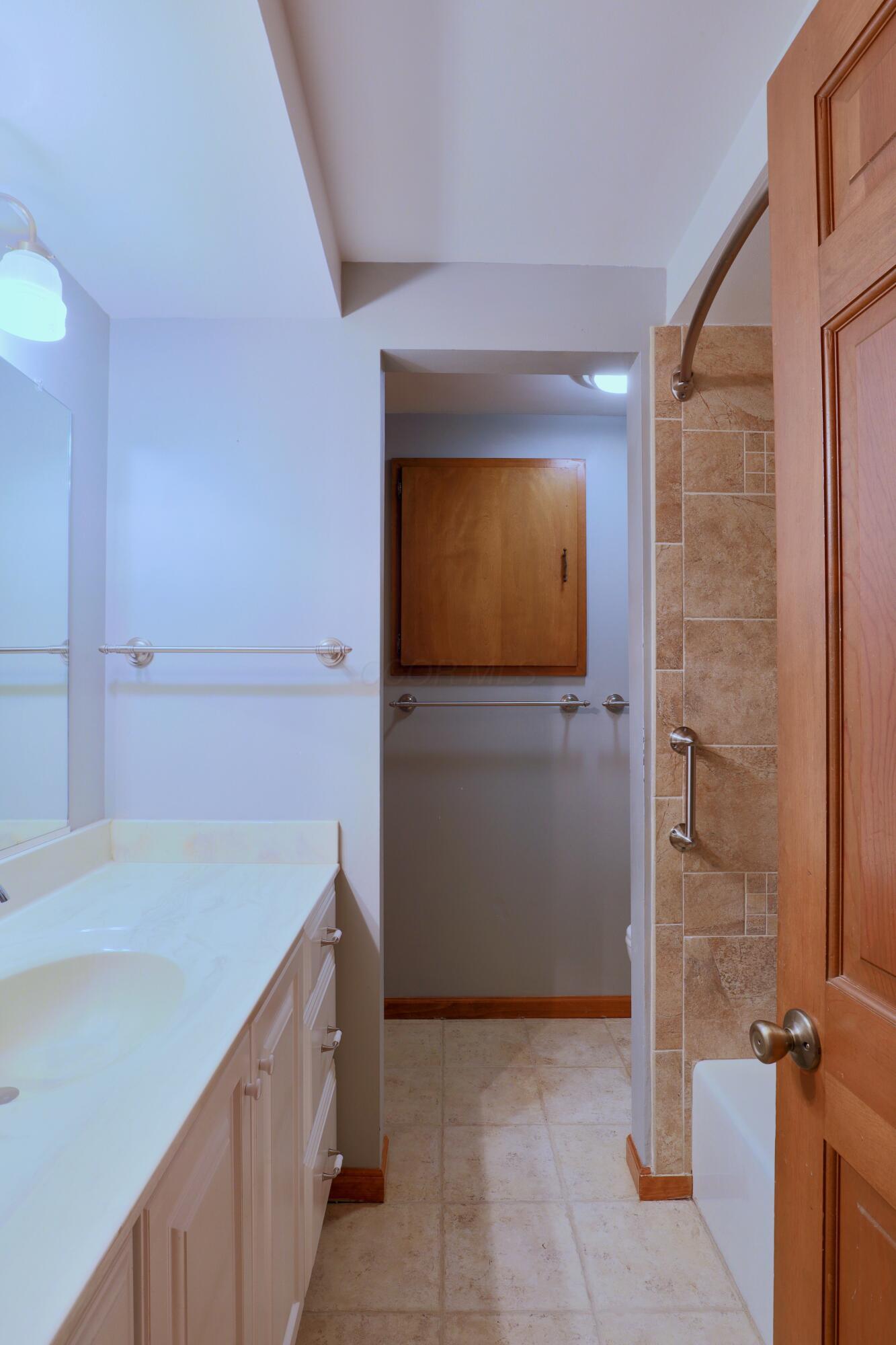 249 Orchard View Road Northeast Lancaster, OH 43130 - Photo 18 of 39 Full Guest Bath
