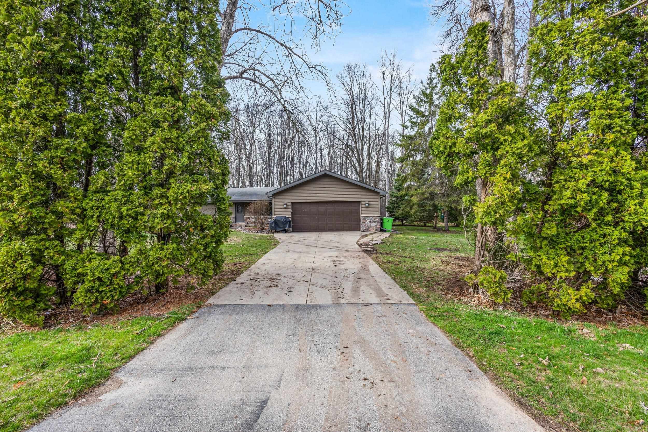 8578 Winncrest Road Neenah, WI 54956 - Photo 2 of 27