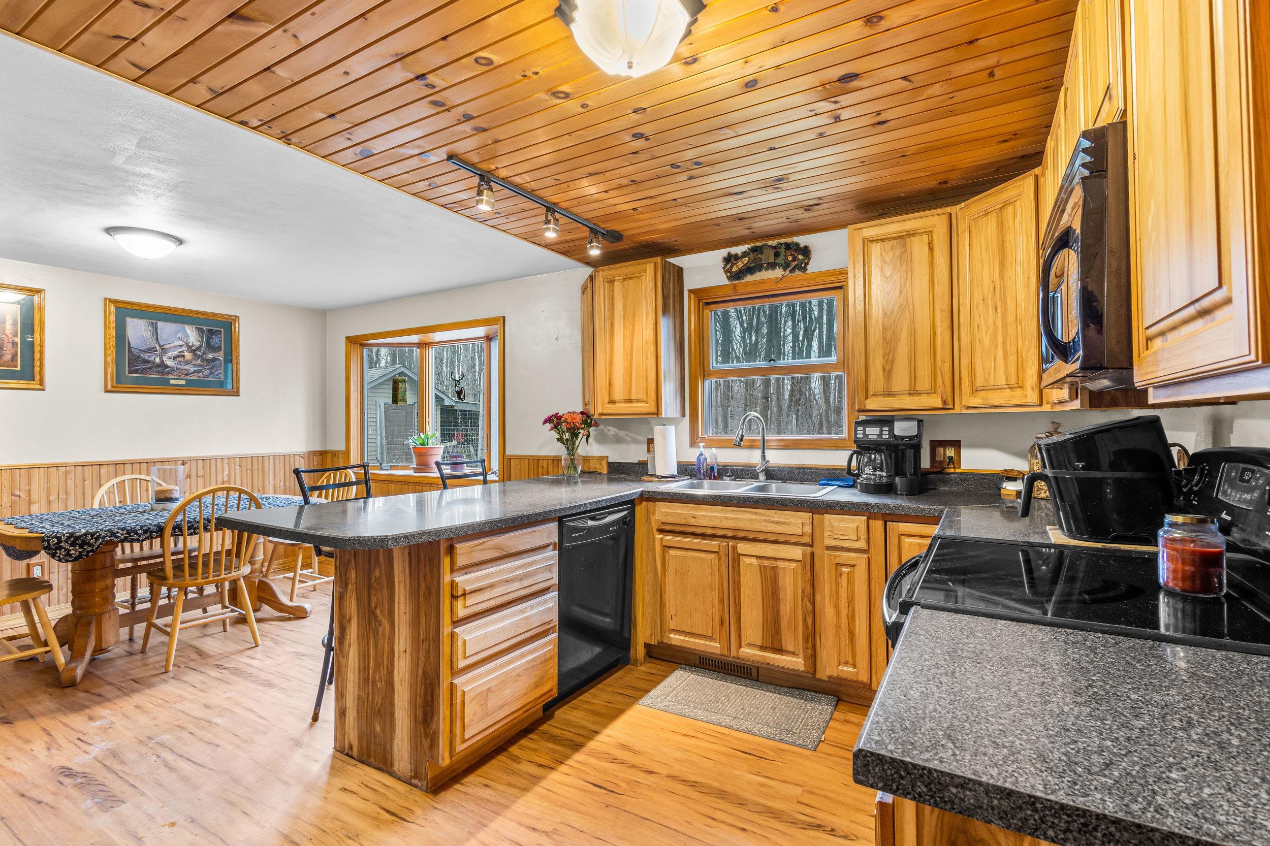 8578 Winncrest Road Neenah, WI 54956 - Photo 8 of 27